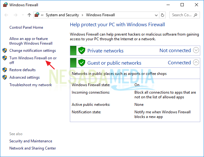 Setelah masuk ke Windows Firewall, klik opsi ‘Turn Windows Firewall on or off’